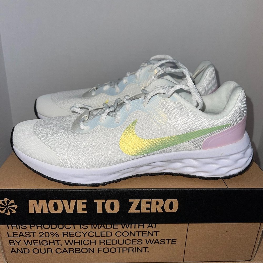NIKE REVOLUTION 6 NN SE (GS) (DR9980 115) SIZE 7 YOUTH SUMMIT WHITE/HONEYDEW